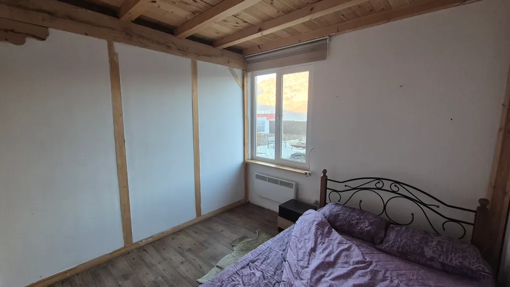 Домик с камином в горах