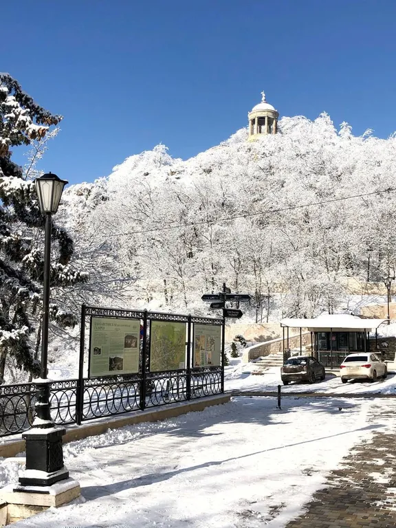 Дом в парке цветник, на курортном бульваре с парковкой и мангалом