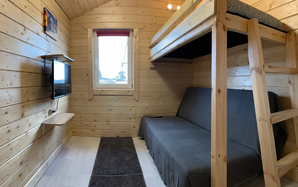 Коттедж Домик на берегу озера (2+1) — Мережнаволок