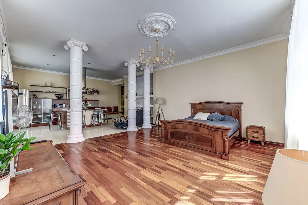 Просторная солнечная студия с круглым балконом