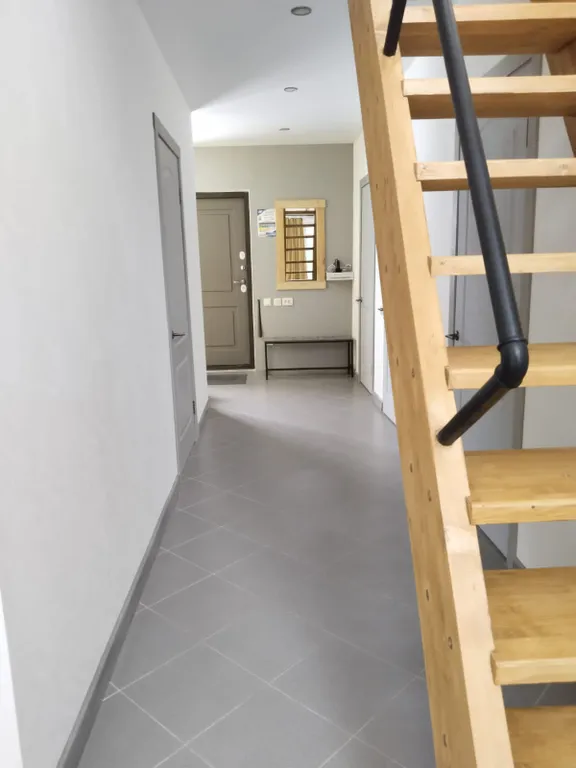 Уютный дом с панорамными окнами в пол