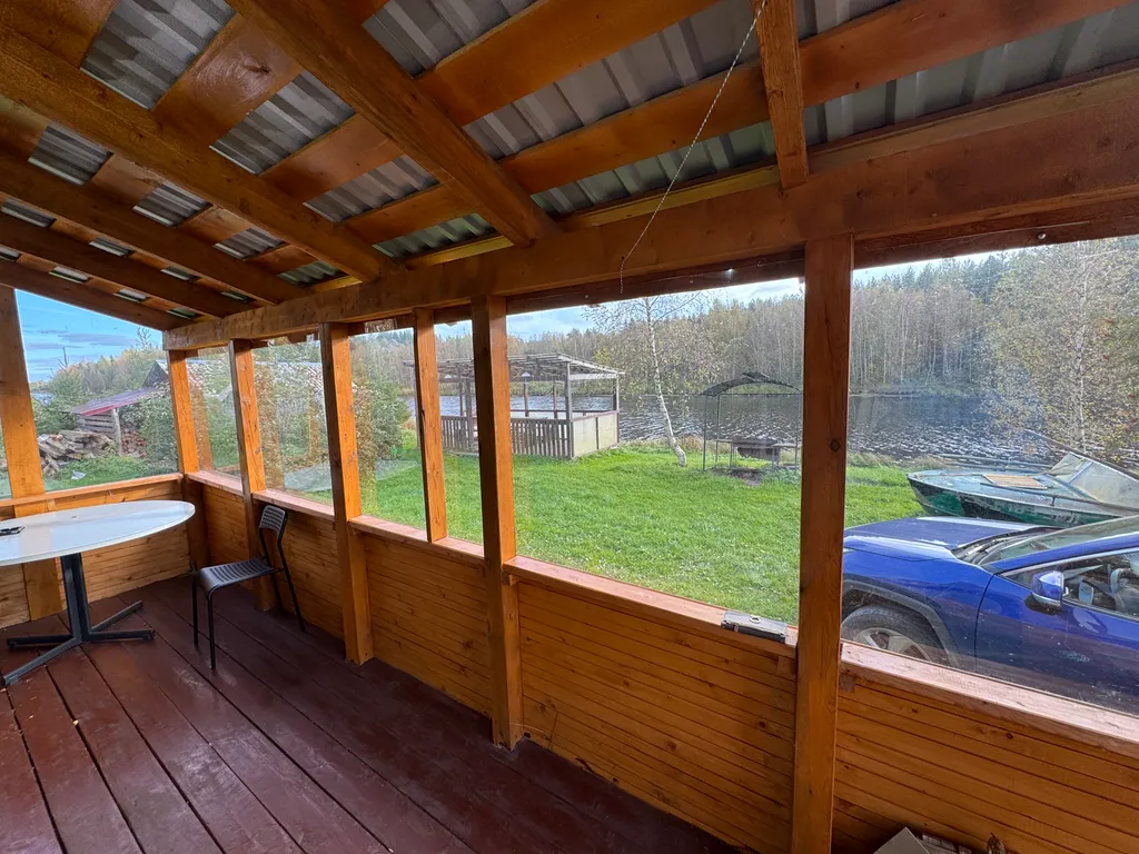 Домик прямо на берегу реки в Карелии