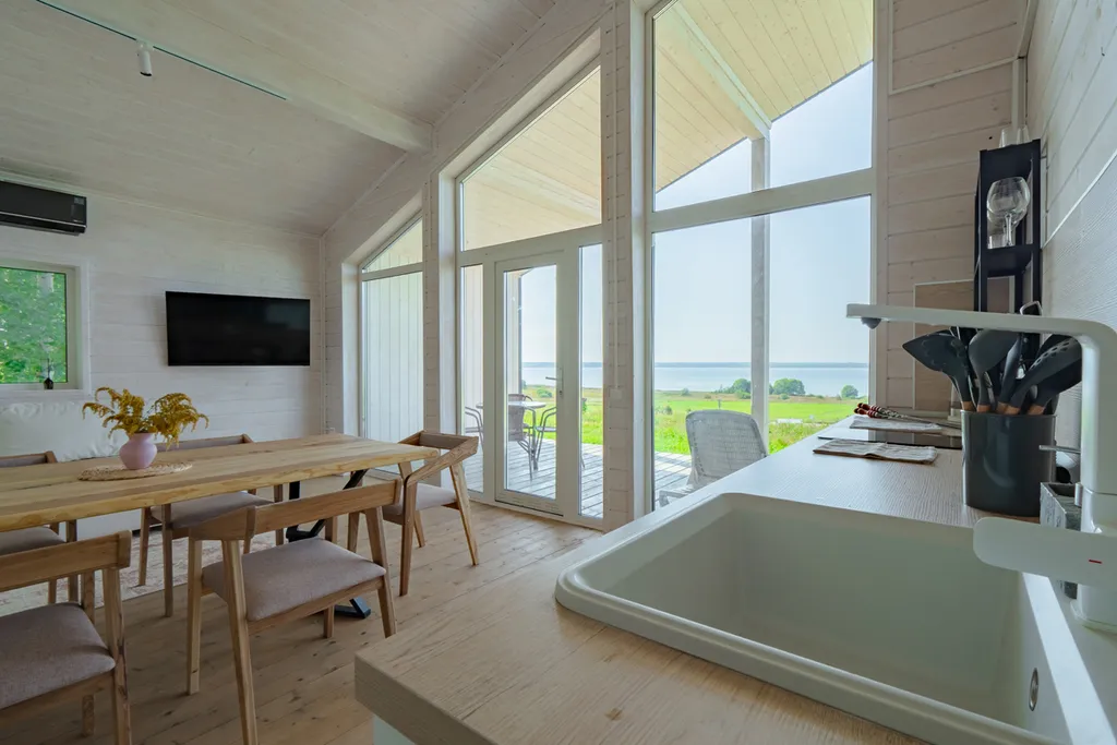 Дом с панорамным видом на озеро, большой