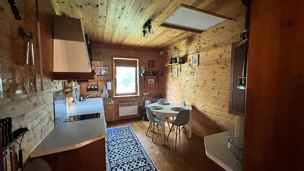 Уединённый хутор в лесу у реки с баней и камином