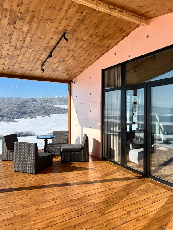 Домик на холме с видом на лес и горы