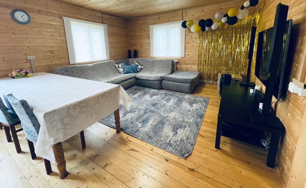 Уютный деревянный дом в тихой деревне