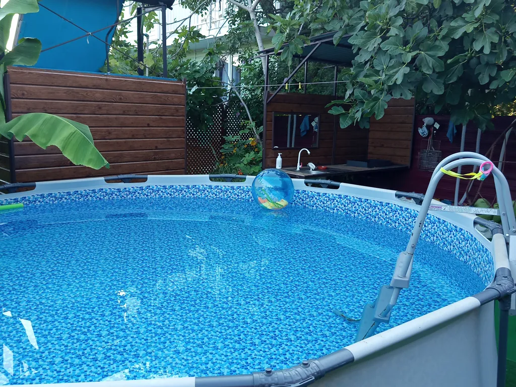 Дом с бассейном у моря