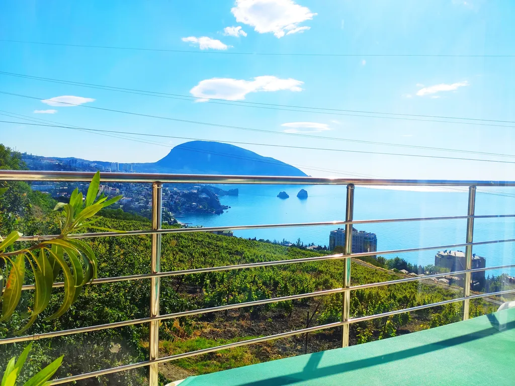 Квартира-студия с шикарным видом на море и гору Аю-Даг