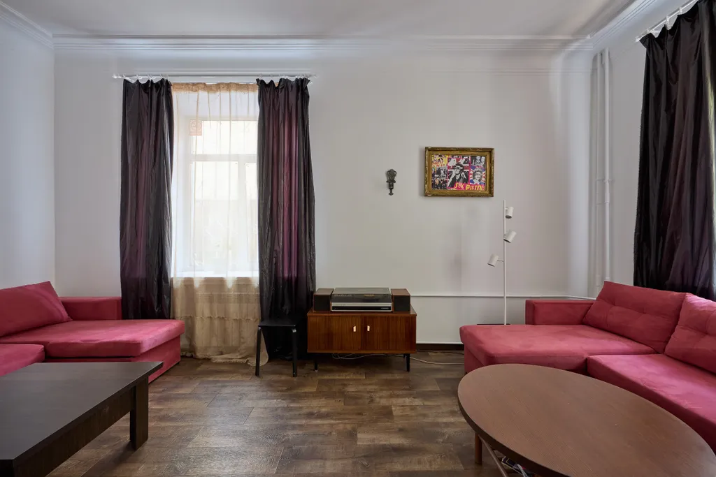 12-местный апартамент в ретро стиле с кинотеатром и Sony PS4