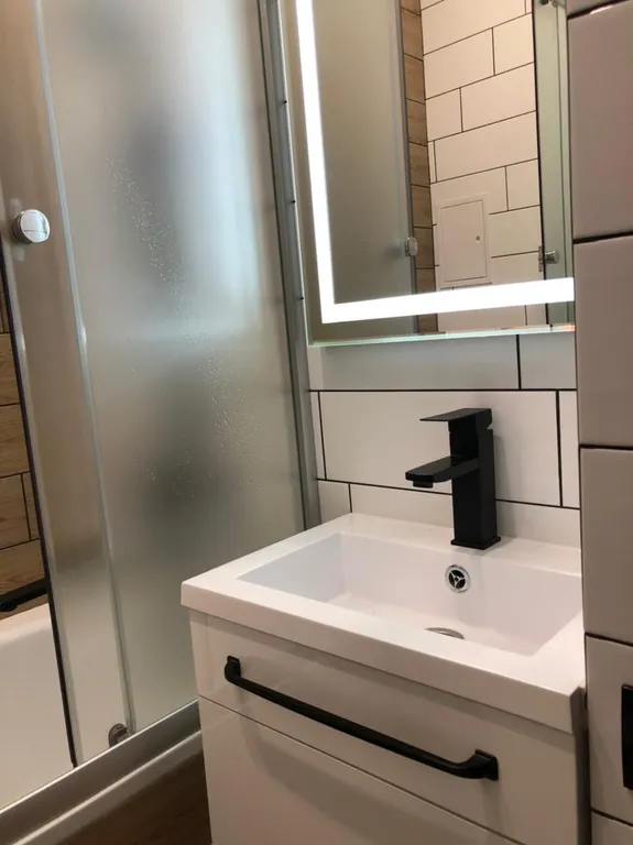 Стильная квартира-студия с большими окнами