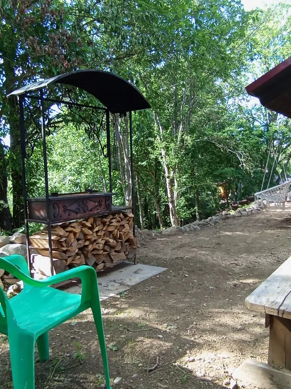 Деревянный дом, на берегу меличуярви, на краю леса в карельском селе