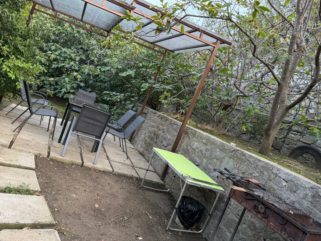 Солнце Ялты у моря с теплым бассейном