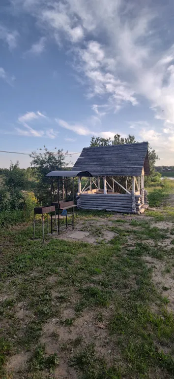 Уютный дом на берегу реки Великой