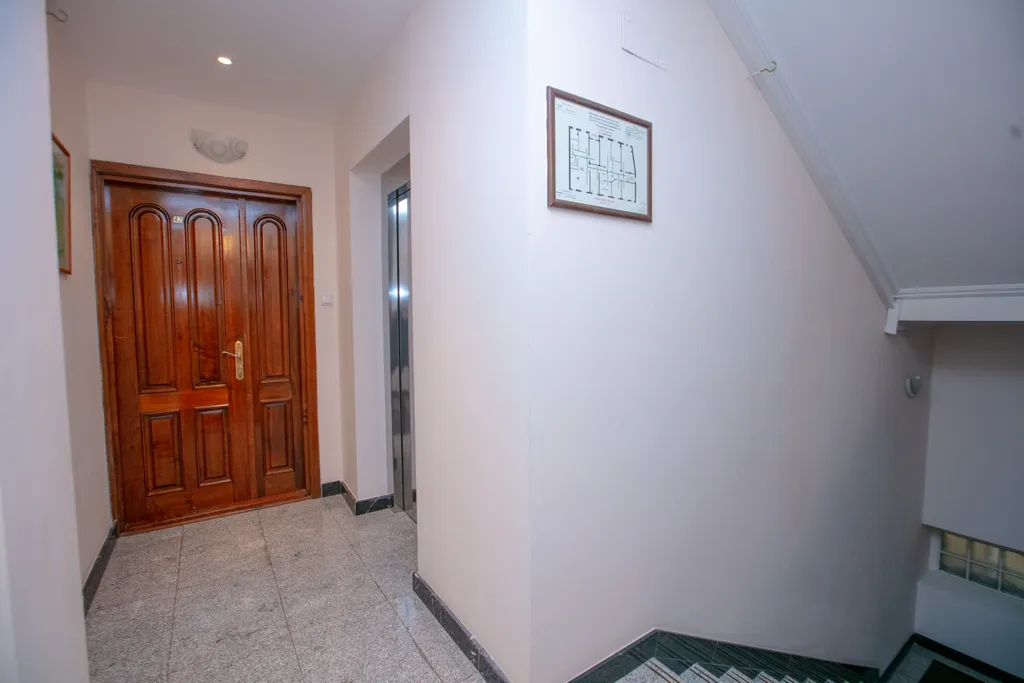 Большие семейные апартаменты Hatefi 4+1 в историческом центре Баку