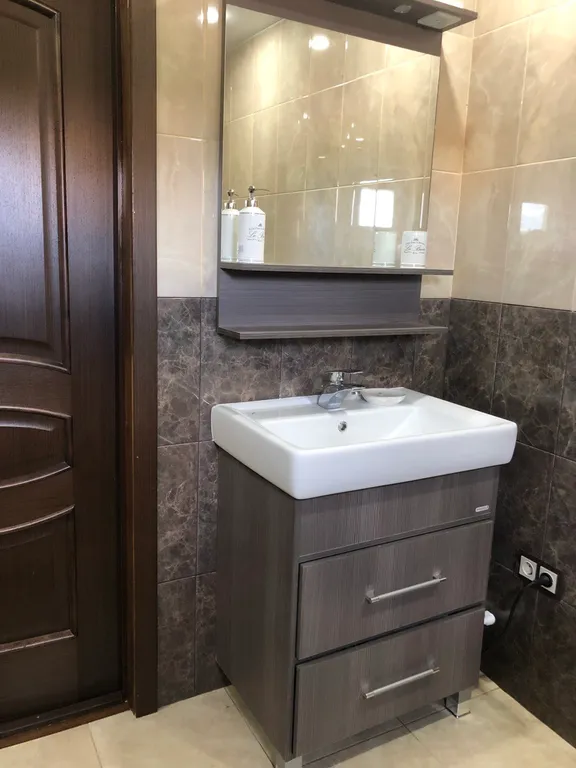 Уютный дом на берегу реки