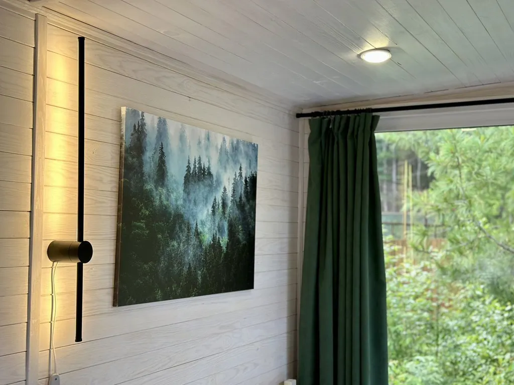 Домик в тихом и спокойном месте в окружении леса