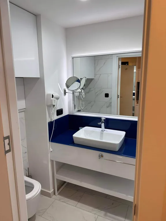 Батуми ждет вас в номере со всеми удобствами и видом на море, горы