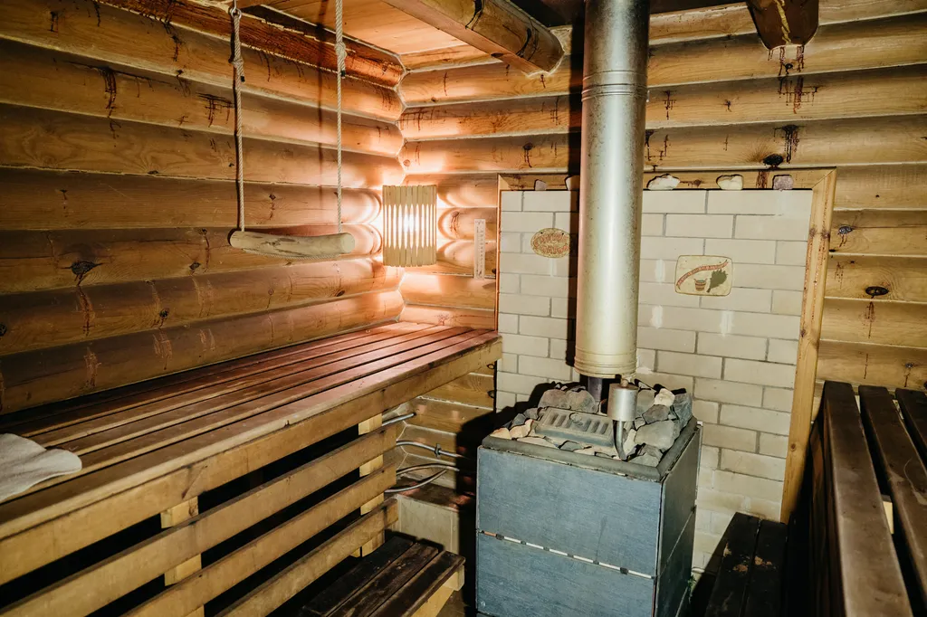 Уютный деревянный домик на берегу пруда с баней