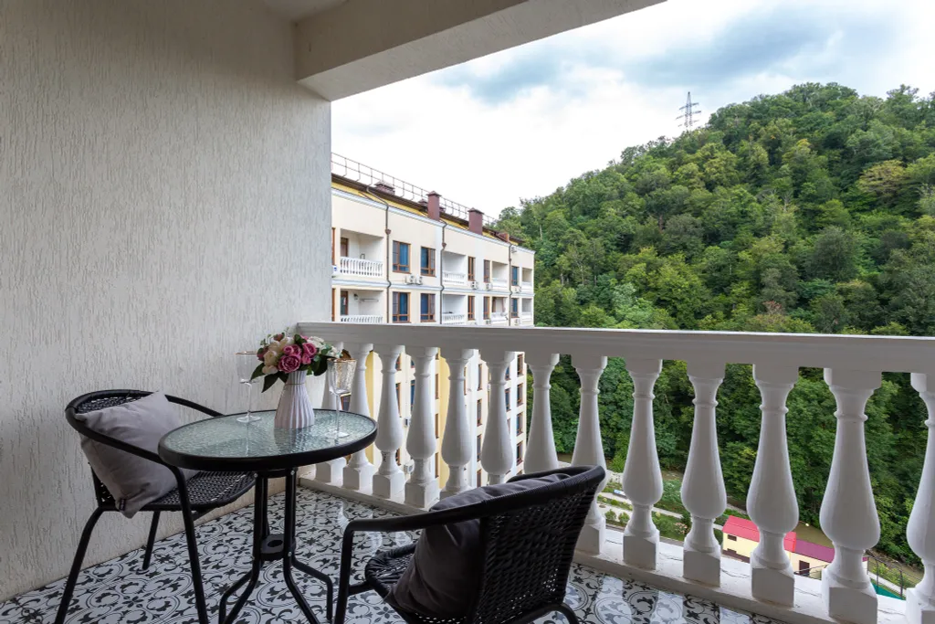 Квартира с балконом и видом на гору