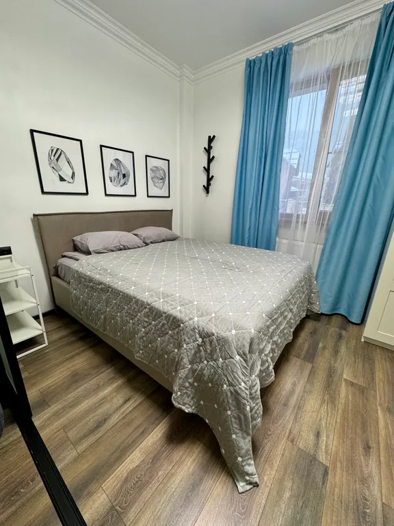 Просторная студия с выделенной спальней в центре