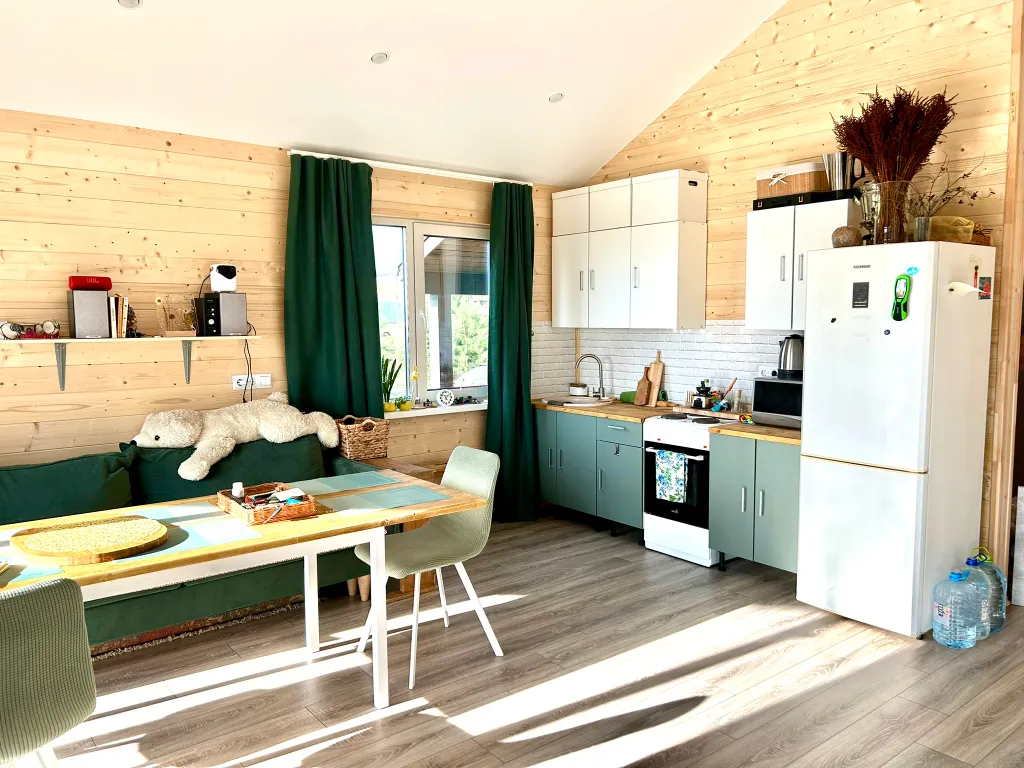 Дом на реке и краю соснового леса