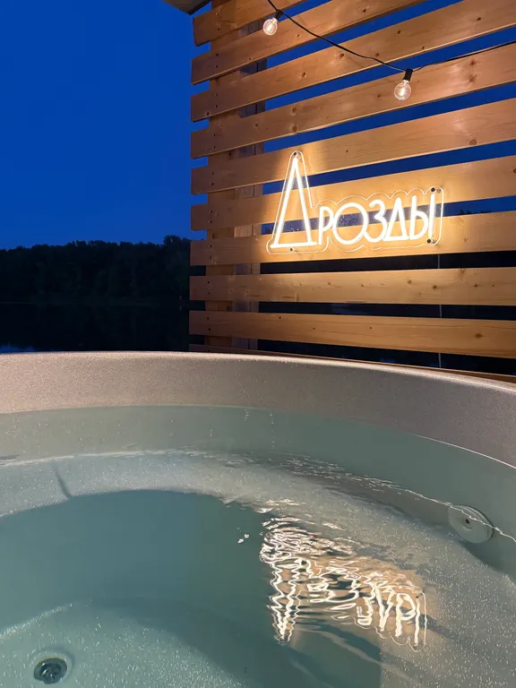 Зеркальный дом на воде