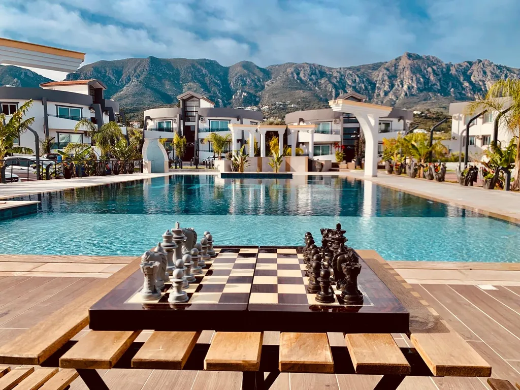 Современный апартамент с балконом и террасой с видом на море и горы