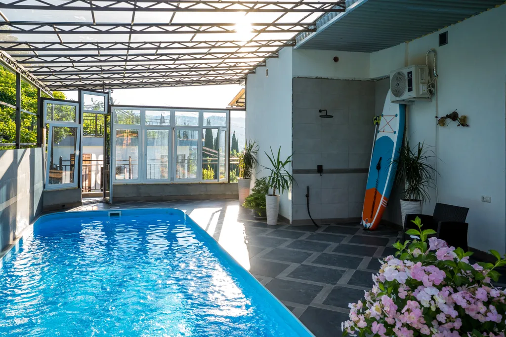 Номер делюкс с видом на бассейн, горы и аэропорт