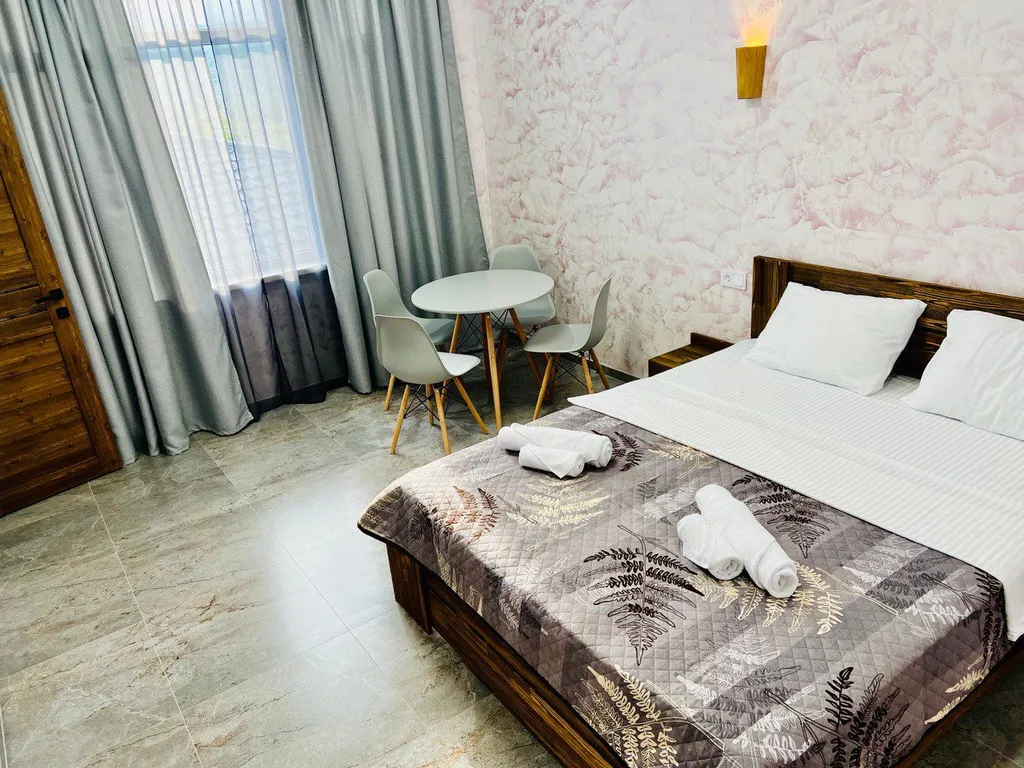 Номер люкс с видом на горы и всегда теплым бассейном