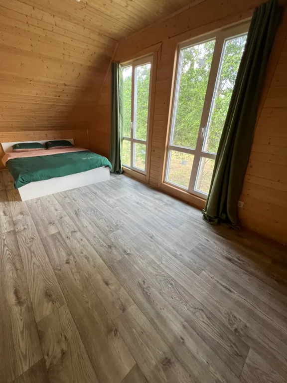 Уединенный дом с сауной внутри в окружении леса