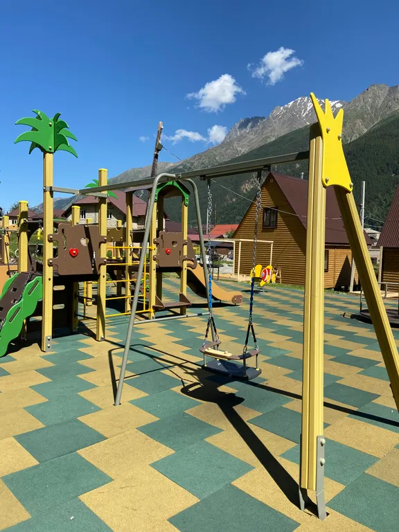 Уютный дом с детской площадкой