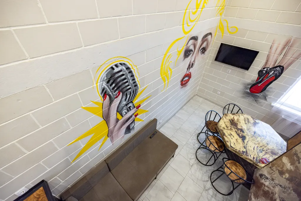 Двухуpовнeвaя cтудия с сауной Mерлин Монрo