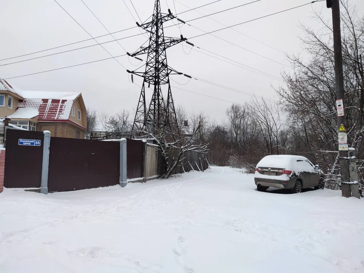 Автостоянка у ворот (справа от автобусной остановки)