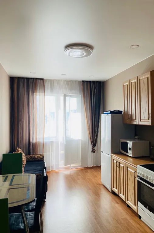 Большая квартира возле ТЦ Аура — аренда посуточно в Сургут