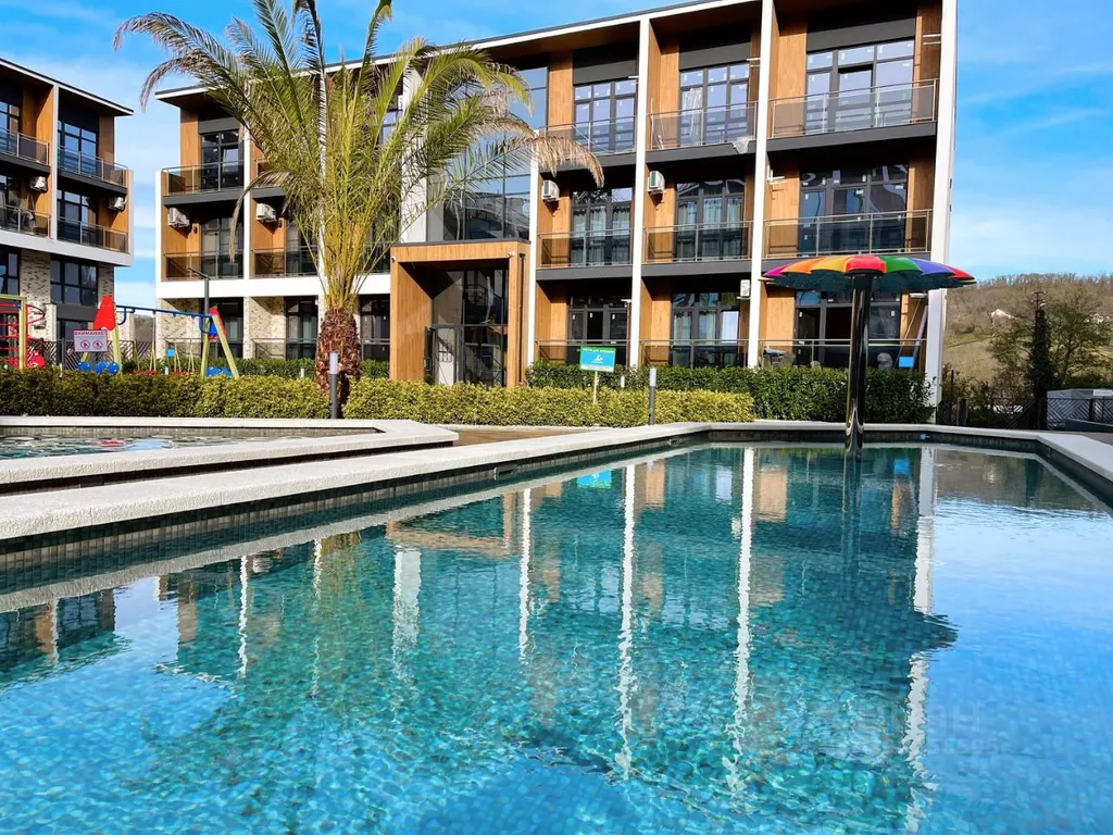 Студия с видом на бассейн