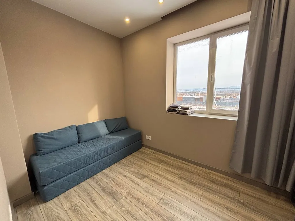 Просторный дом с собственной территорией и настоящим камином