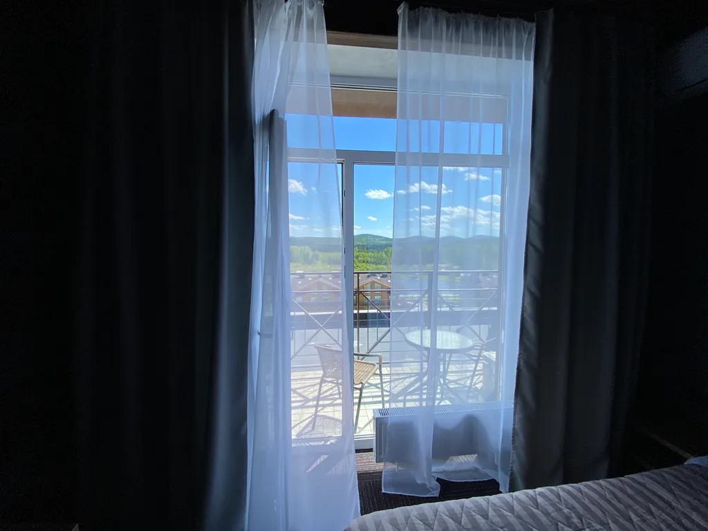 Уютные семейные апартаменты c видом на водоём и горы