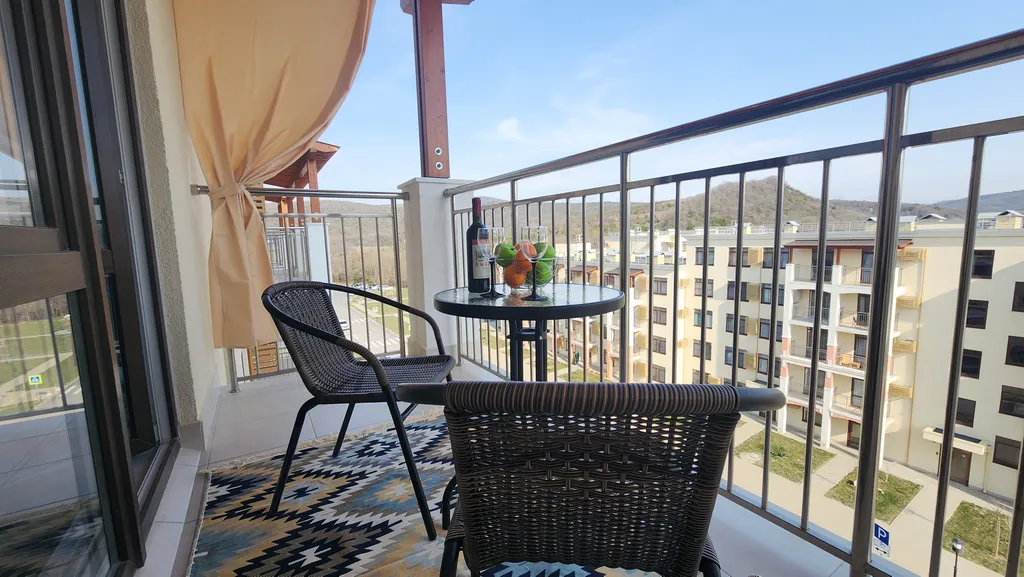 Красивая студия с видом на горы