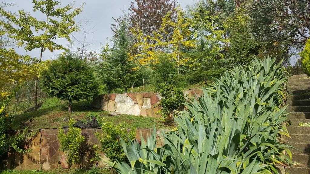 Трёхэтажный таунхаус в живописном месте с большим садом