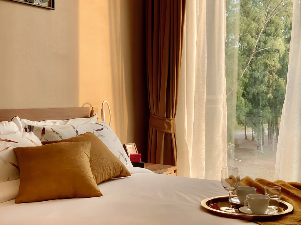 Две спальни с видом на озеро и море