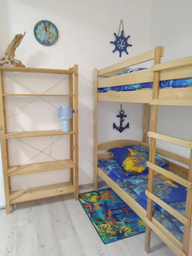 Детские кровати оформлены в морской теме.