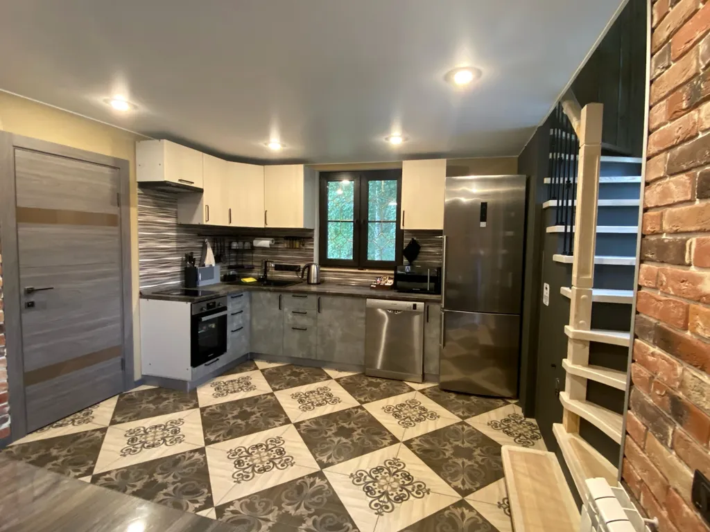 Современный новый дом с баней и банным чаном и бассейном