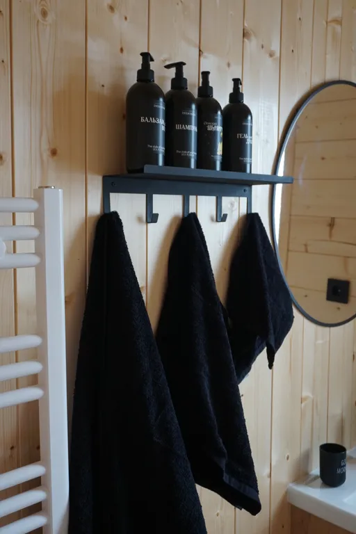 Дом с фурако на берегу реки