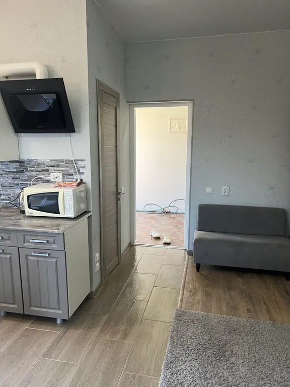 Этаж под ключ двухкомнатный с отдельным входом со своей терассой