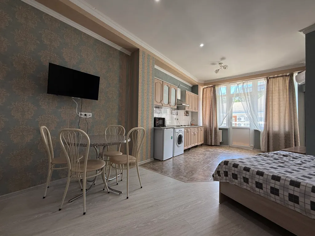 Студия с балконом у моря есть мангал