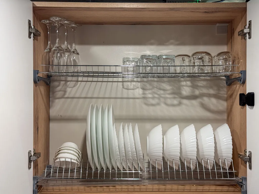 Дом сруб с чаном в лесу