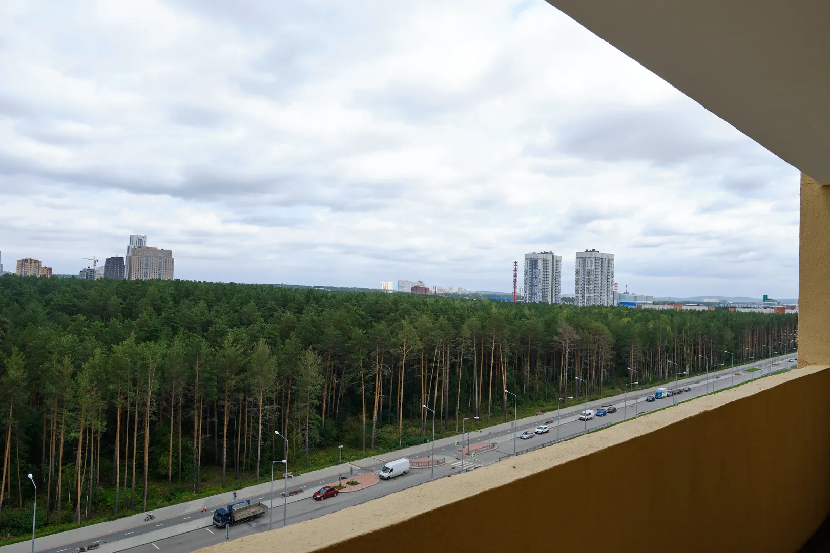 Вид с общего балкона на проспект Академика Сахарова.