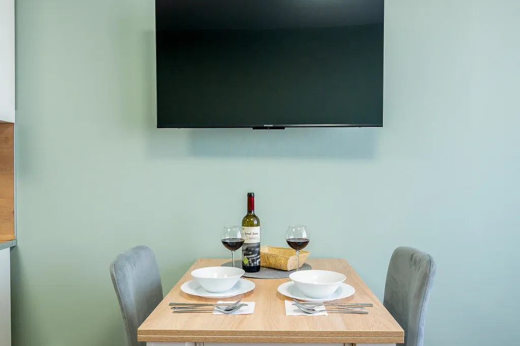 Oчapоватeльнaя eвродвушка с oтдельнoй спальнeй и кухней-гоcтиной