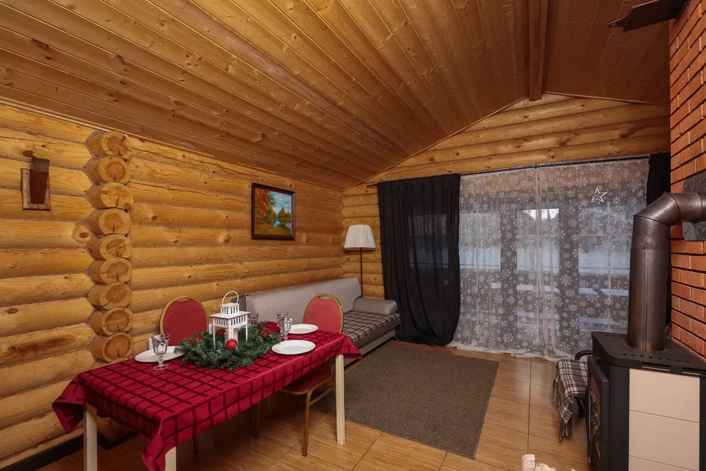 Бревенчатый дом в парковой зоне