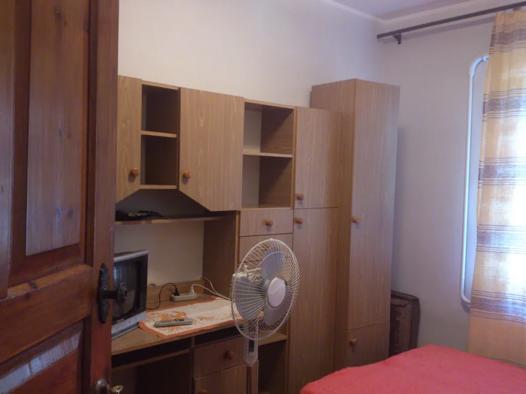 Комната с видом на осенний двор и сад